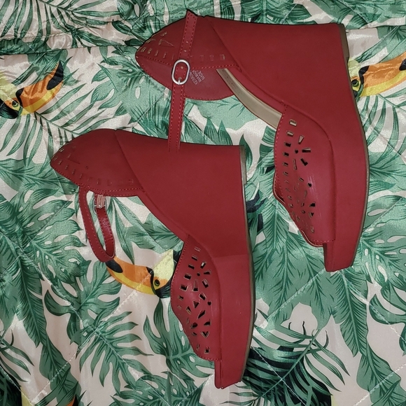 Sbicca Burgundy Wedges - Picture 3 of 4